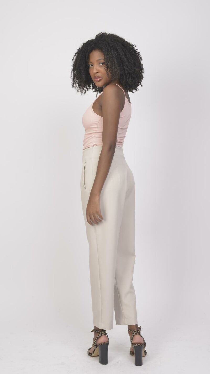 Imagem de Calça Skinny Bege de Alfaiataria de Cintura Alta com Bolsos Faca - Elegância e Ajuste Perfeito para Diversas Ocasiões